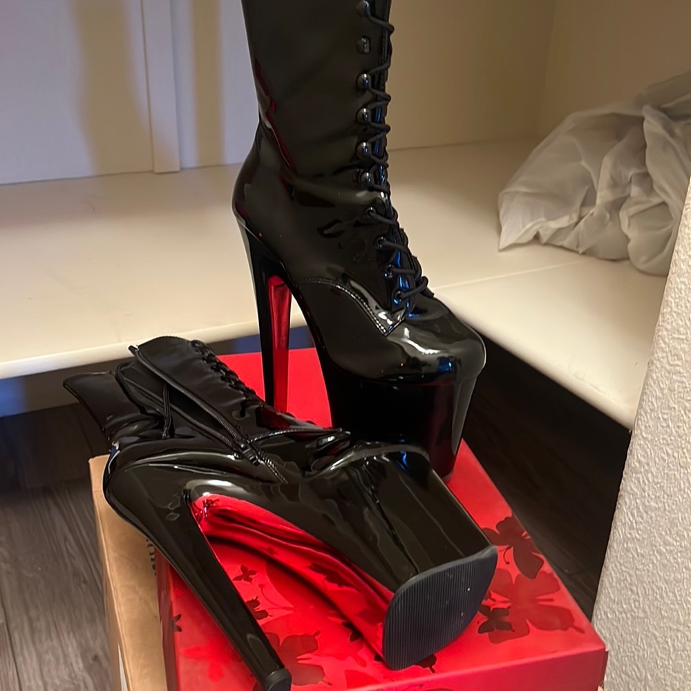 Never work Pleassrs 8” size 7